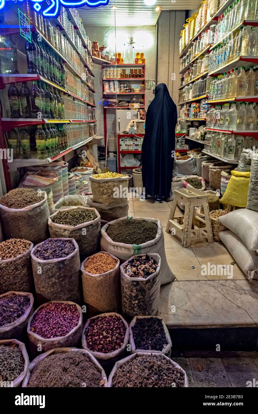 Donna che acquista verdure al bazaar di Kashan, Kashan, Iran. Foto Stock