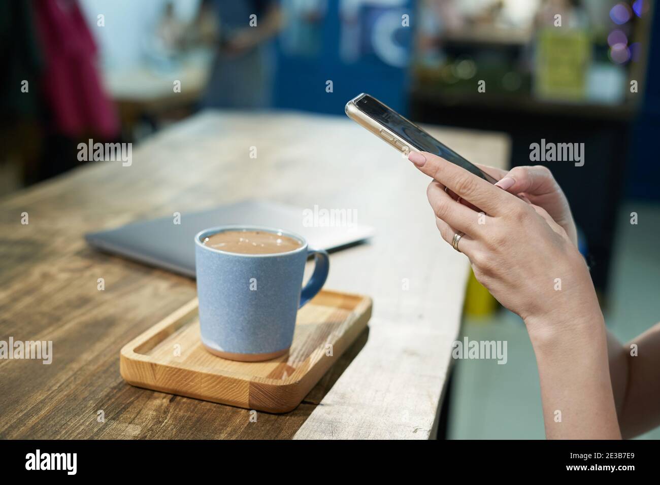 La persona scatta foto utilizzando lo smartphone del caffè nella tazza per blogging Foto Stock