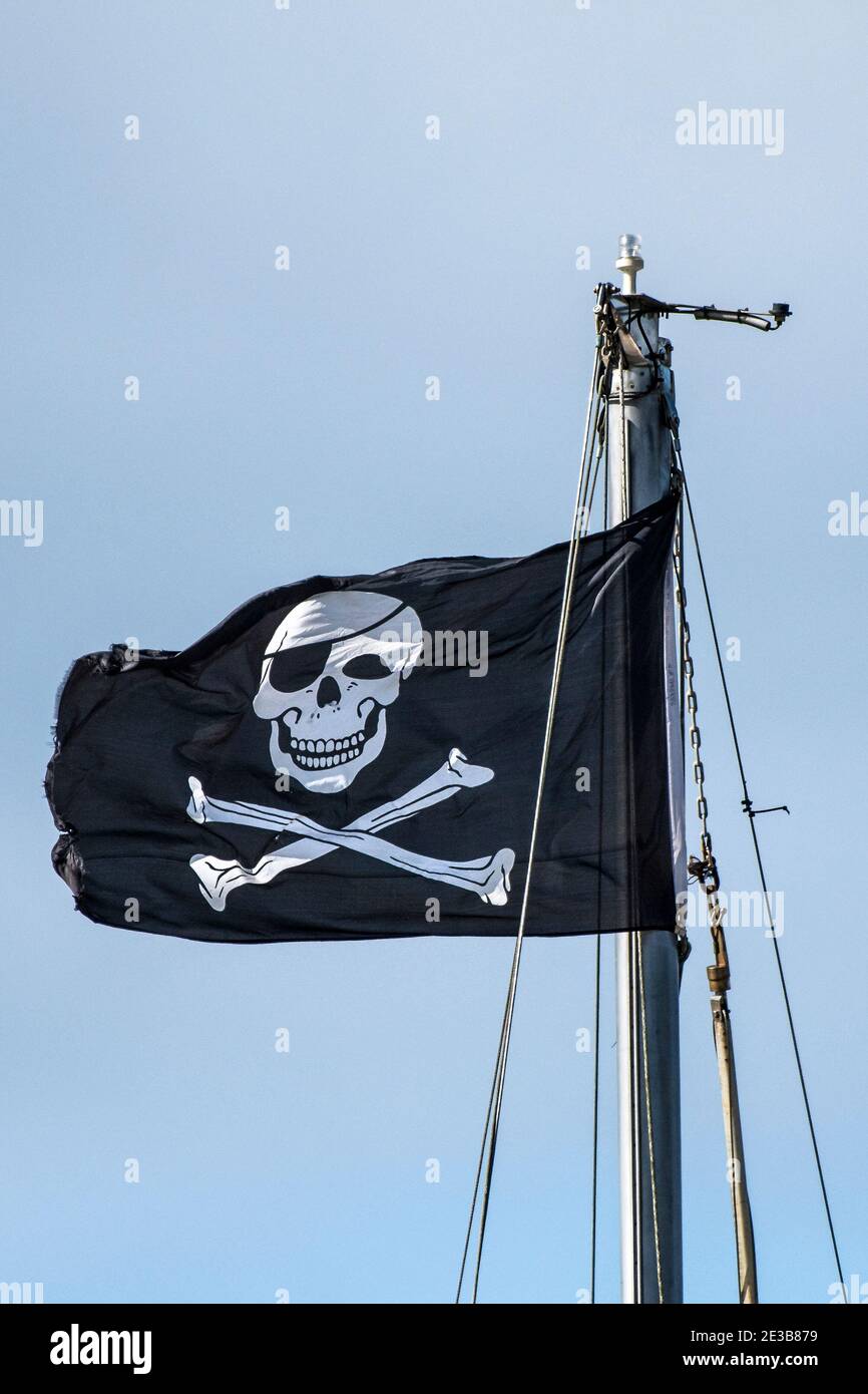 Bandiera cranio e crossbone che volano dall'albero di una barca. Foto Stock