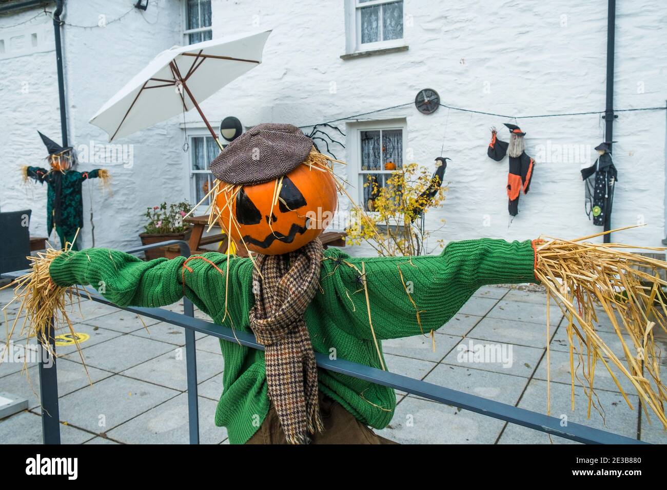 Uno spaventapasseri con una zucca per una testa vestita per le celebrazioni di Halloween al Heritage Museum di Newquay in Cornovaglia. Foto Stock