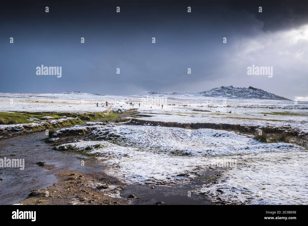 Neve sul selvaggio e aspro Rough Tor su Bodmin Moor in Cornovaglia. Foto Stock