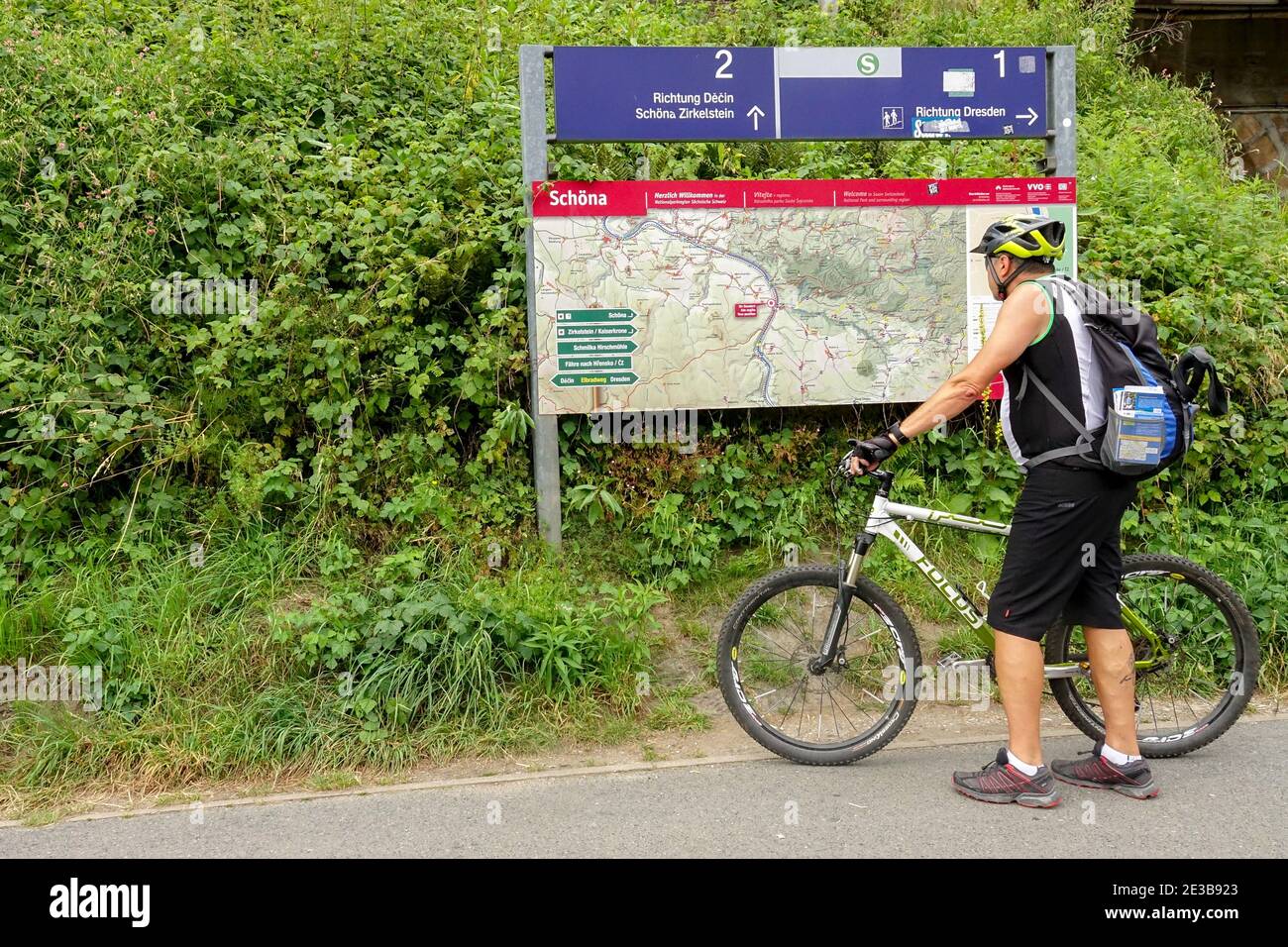 Uomo anziano sulla pista ciclabile Germania Foto Stock