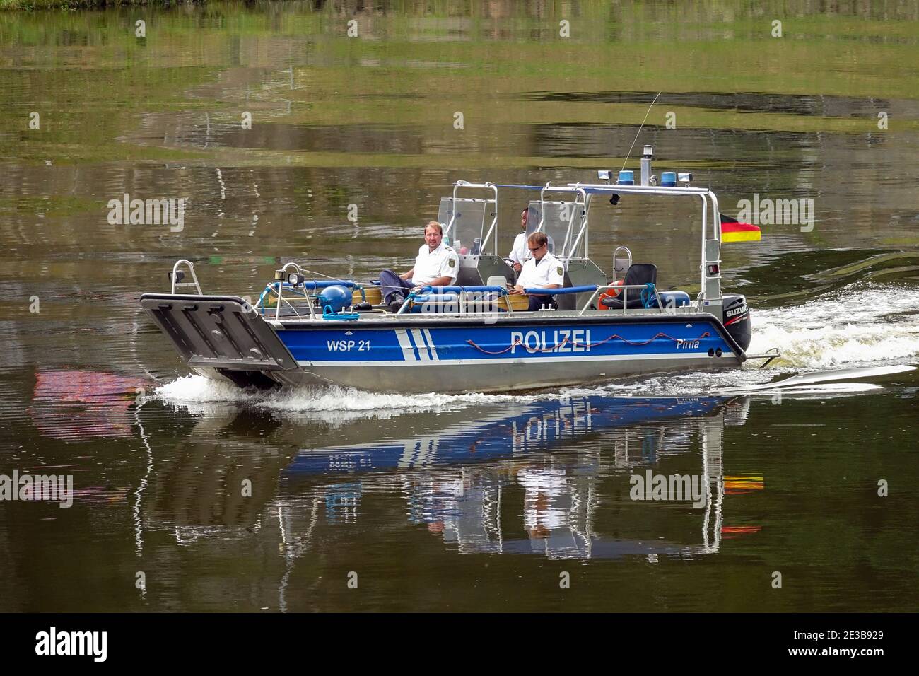 Polizia tedesca al confine con la pattugliatura del fiume Elba Foto Stock