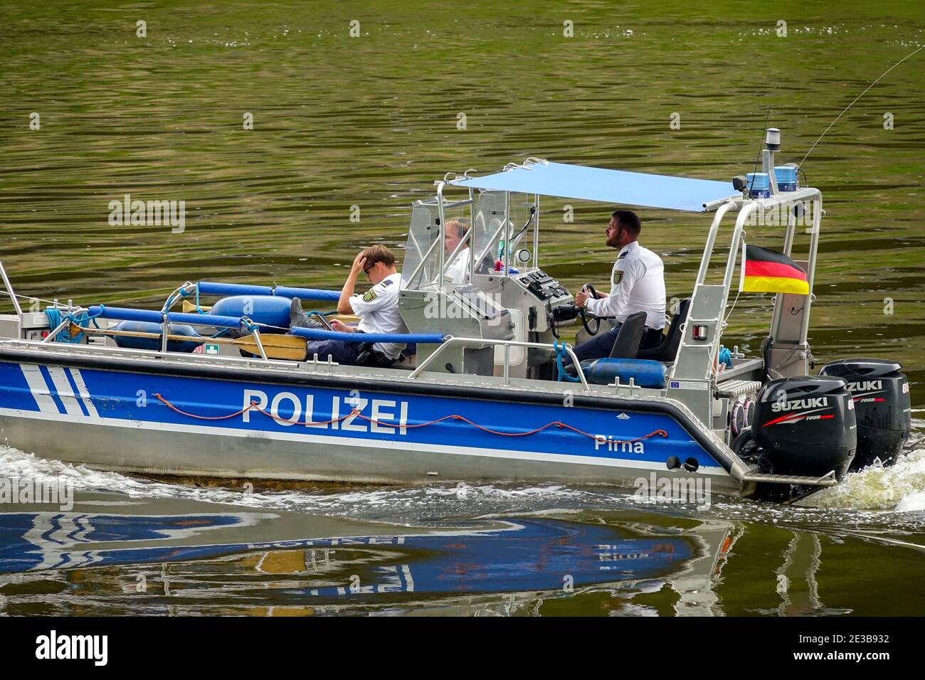 Polizia tedesca sul fiume Elbe Sassonia Germania Foto Stock