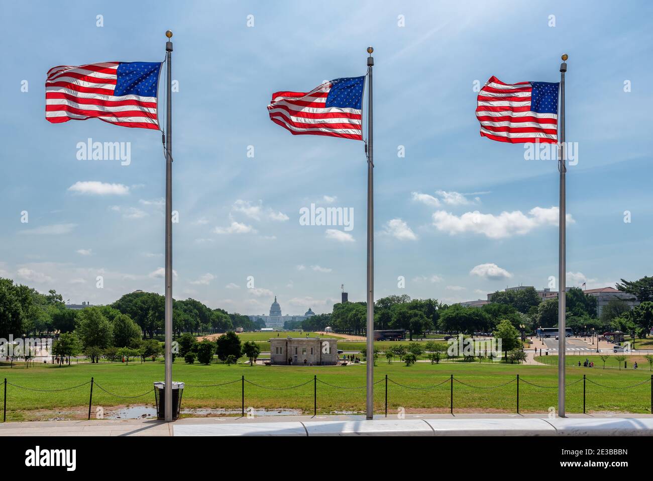 Bandiere americane al giorno di sole e Capitol Building in background a Washington DC, USA. Foto Stock