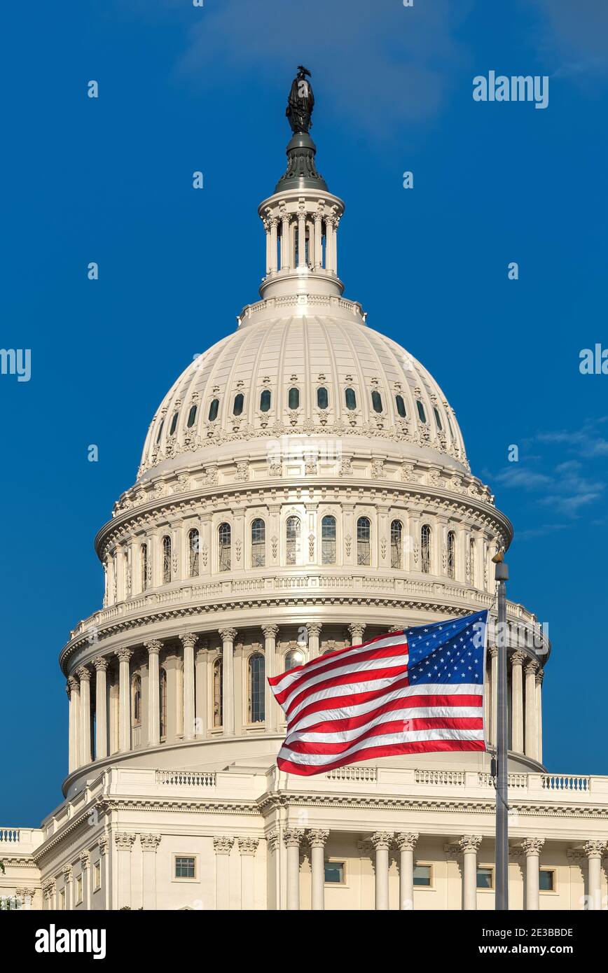 L'edificio del Campidoglio degli Stati Uniti con bandiera americana al tramonto, Washington DC, USA. Foto Stock
