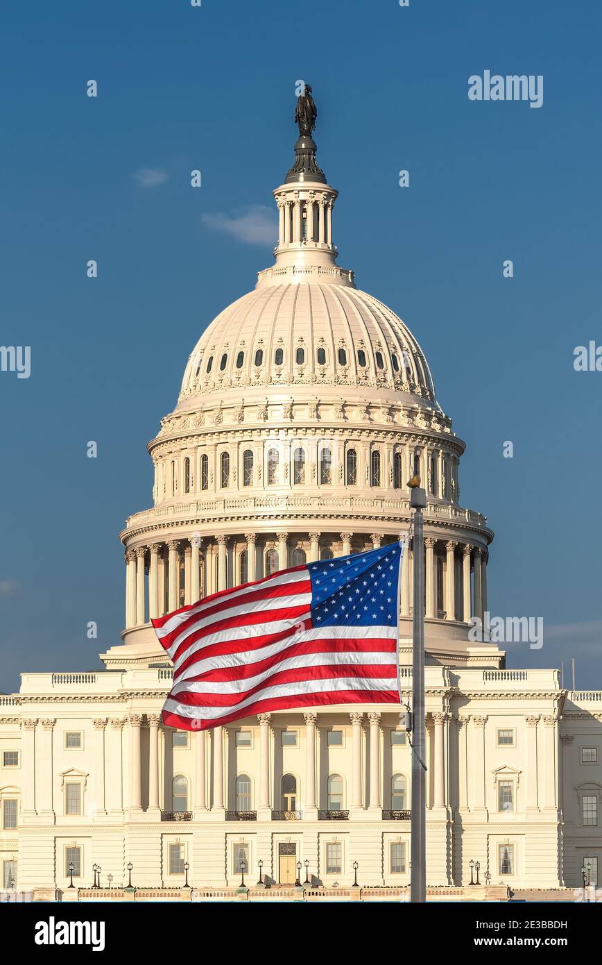 L'edificio del Campidoglio degli Stati Uniti con bandiera americana al tramonto, Washington DC, USA. Foto Stock