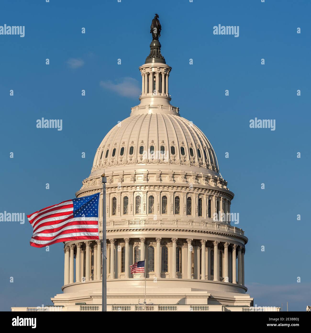 L'edificio del Campidoglio degli Stati Uniti con bandiera americana al tramonto, Washington DC, USA. Foto Stock