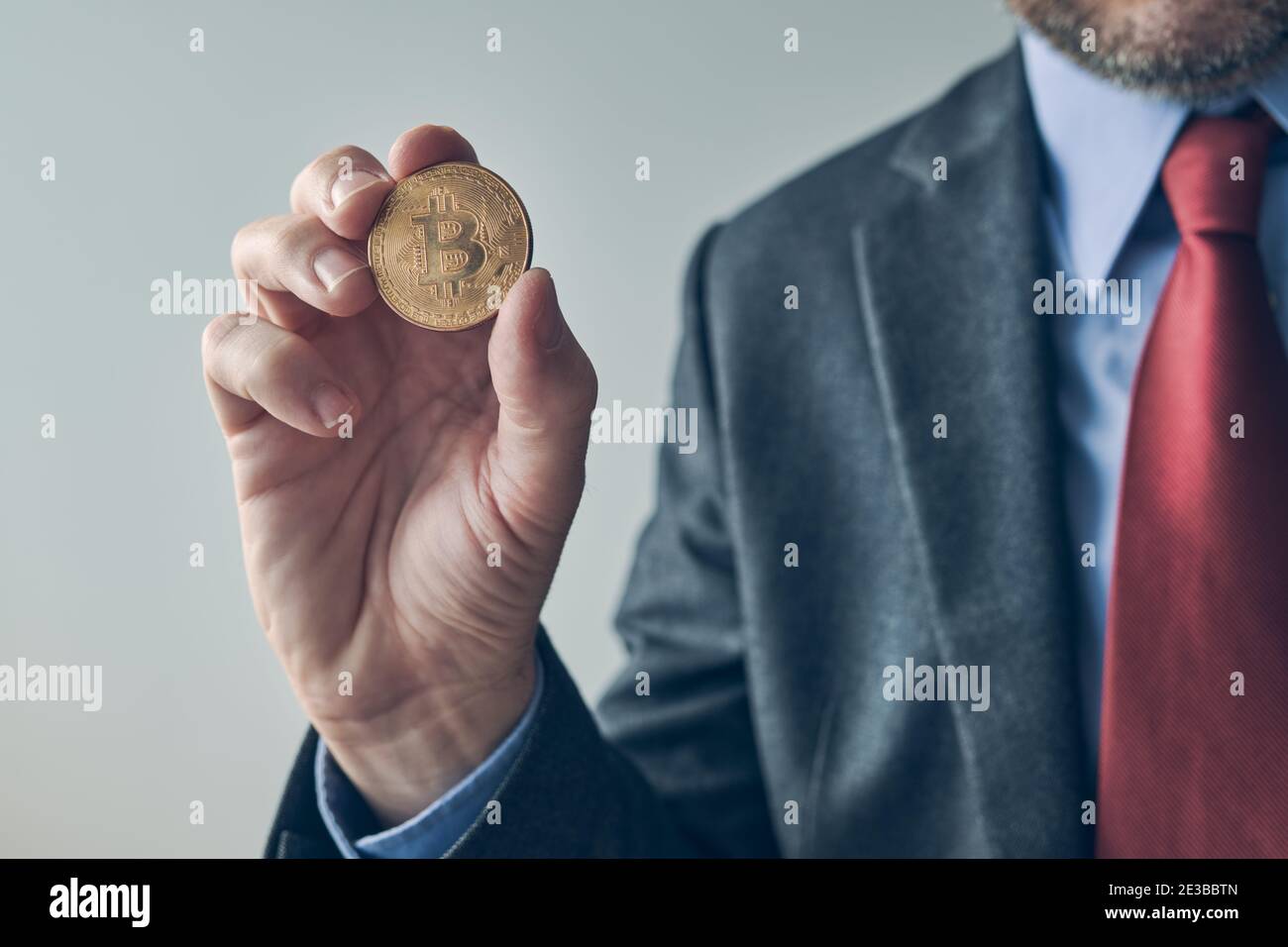 Uomo d'affari che offre Bitcoin, commerciando e scambiando il concetto di criptovaluta Foto Stock