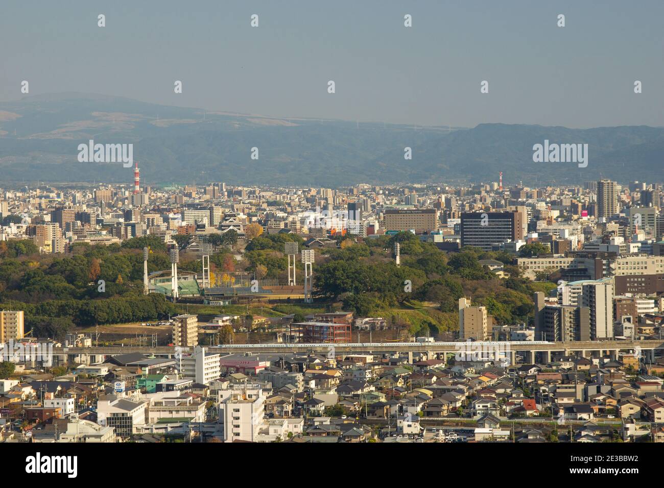 Kyushu Shinkansen e il Castello di Kumamoto, Prefettura di Kumamoto, Giappone Foto Stock