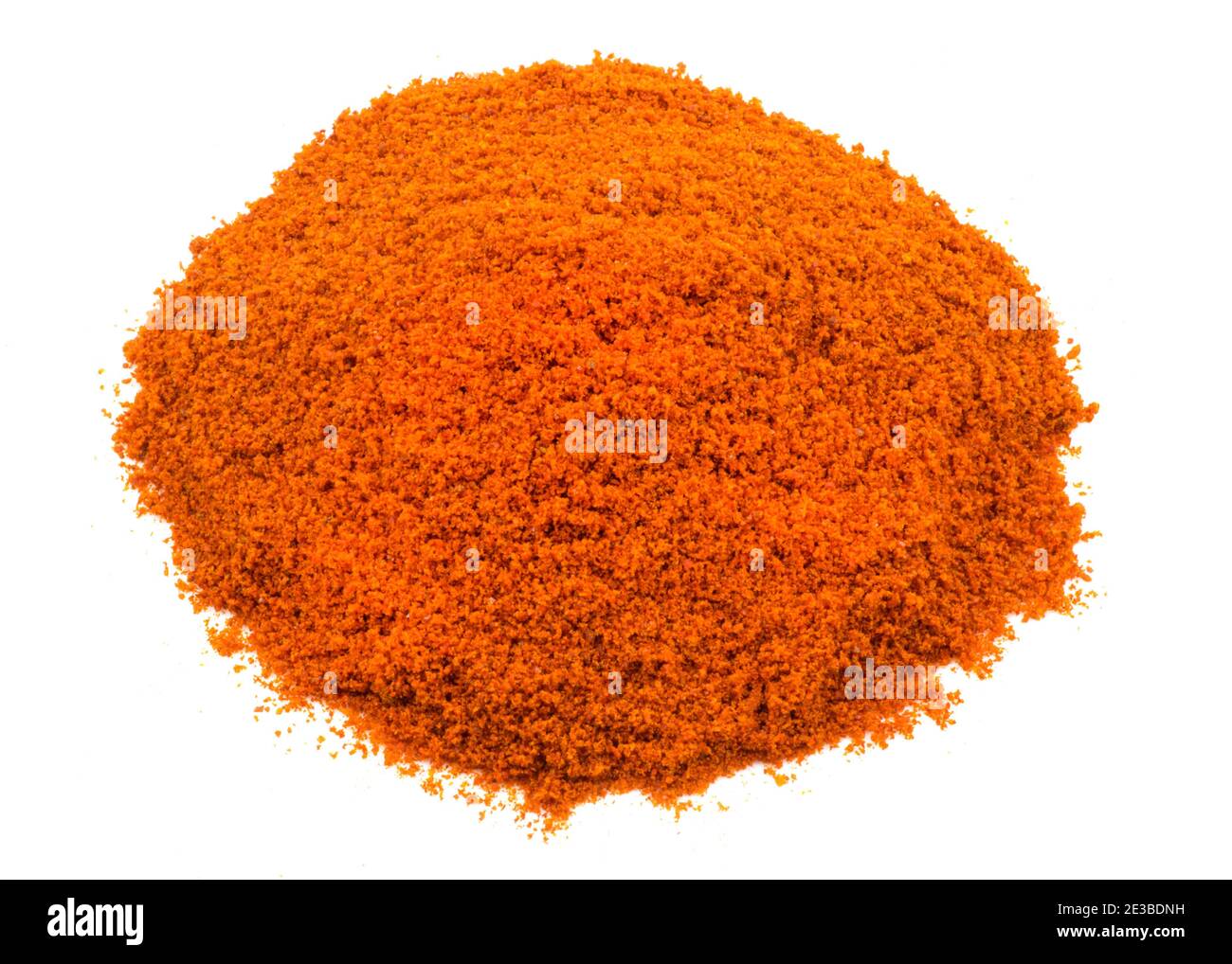 Cumulo di polvere di peperoncino rosso kashmiri su sfondo bianco Foto Stock