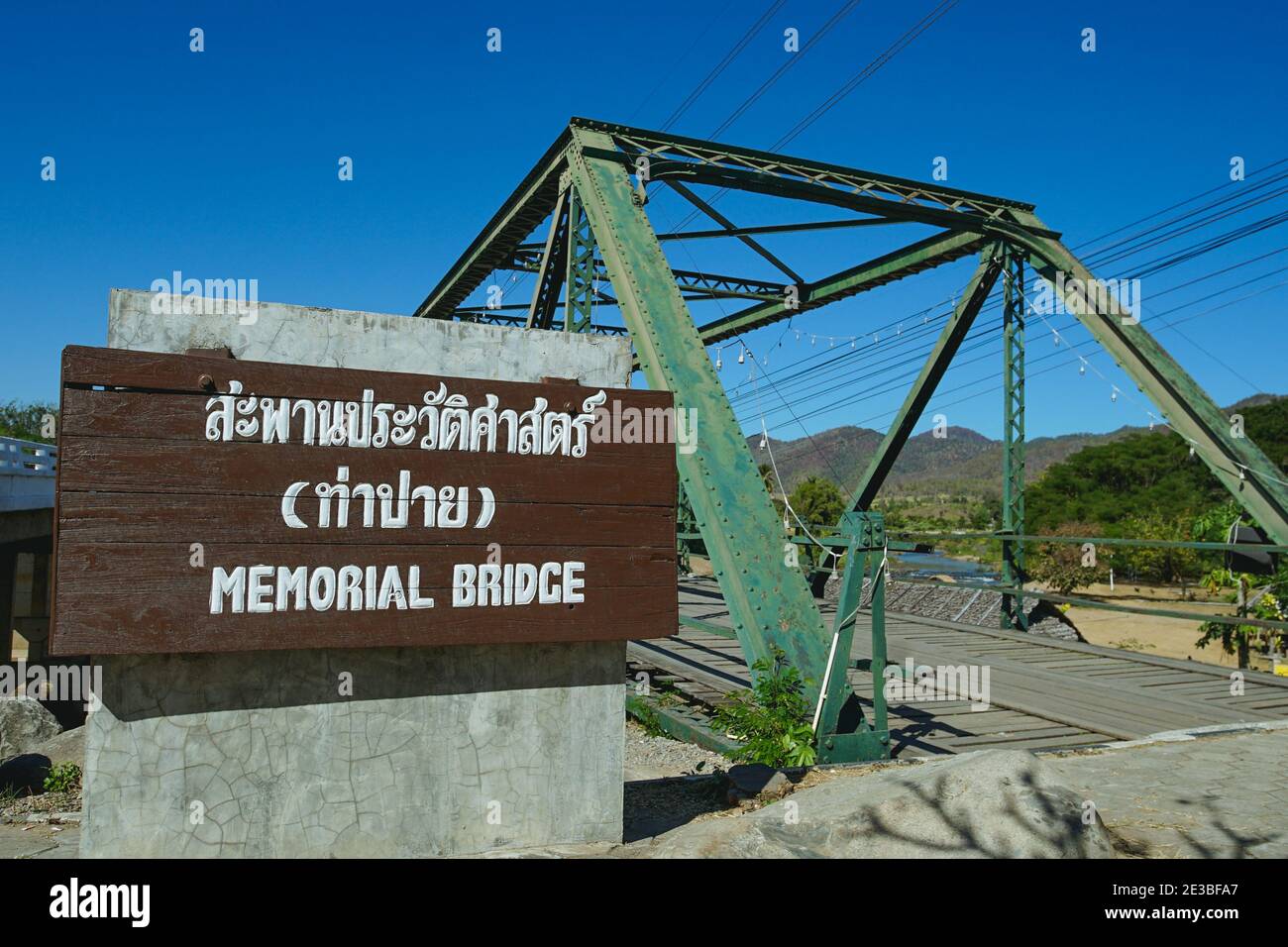 Monumento commemorativo della seconda Guerra Mondiale Tha Pai Memorial Bridge a Pai, Mae Hong Son, Thailandia. (Traduzione: Ponte commemorativo di Tha Pai) Foto Stock