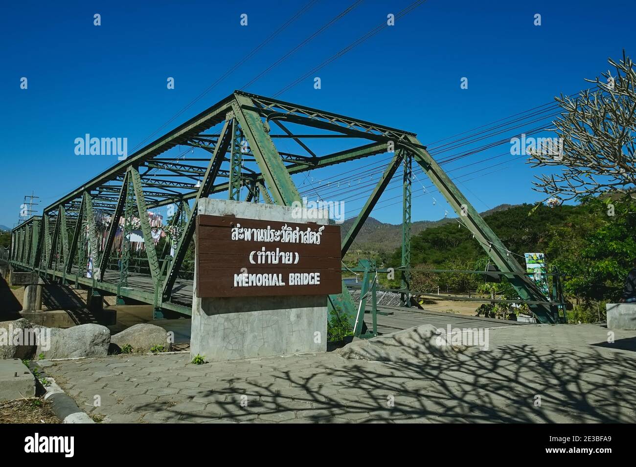 Monumento commemorativo della seconda Guerra Mondiale Tha Pai Memorial Bridge a Pai, Mae Hong Son, Thailandia. (Traduzione: Ponte commemorativo di Tha Pai) Foto Stock