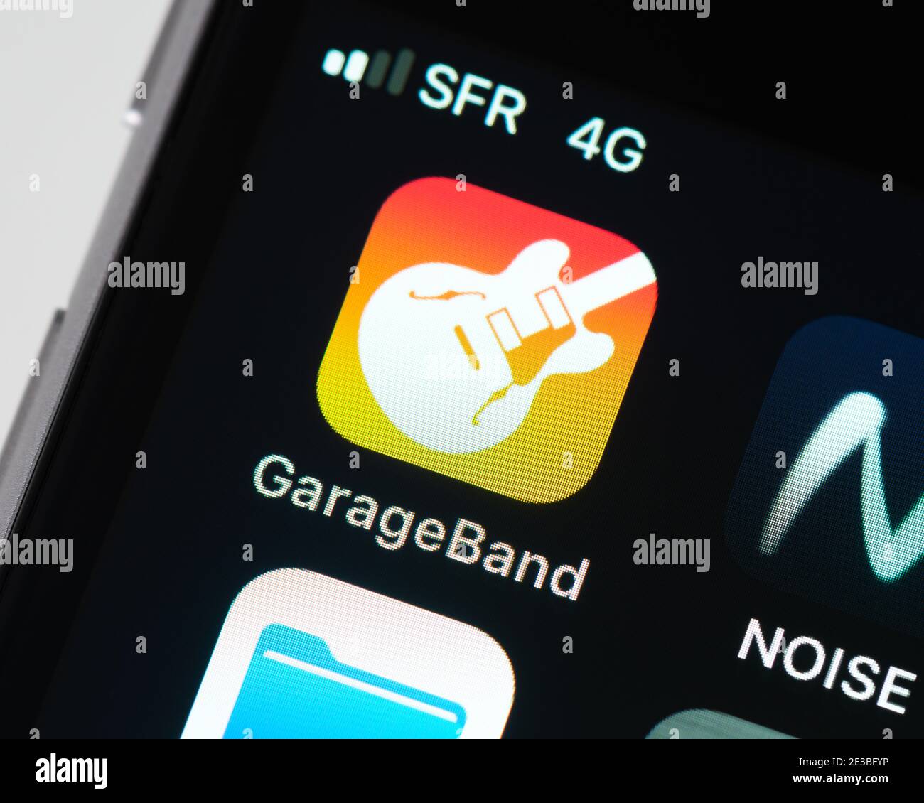 Icona dell'app GarageBand sulla schermata di Apple iPhone. GarageBand è una workstation audio digitale sviluppata da Apple. Foto Stock