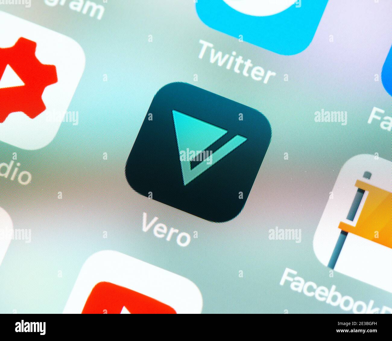 Icona dell'app vero sulla schermata di Apple iPhone. Vero è una piattaforma di social media e un'azienda di app mobili. Foto Stock