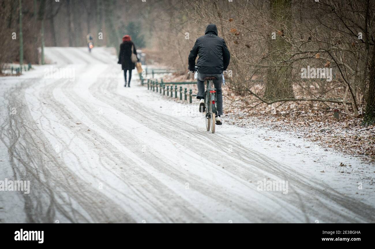 Berlino, Germania. 18 gennaio 2021. Passers-by a piedi e guidare attraverso la neve-coperto Tiergarten. Credit: Kay Nietfeld/dpa/Alamy Live News Foto Stock