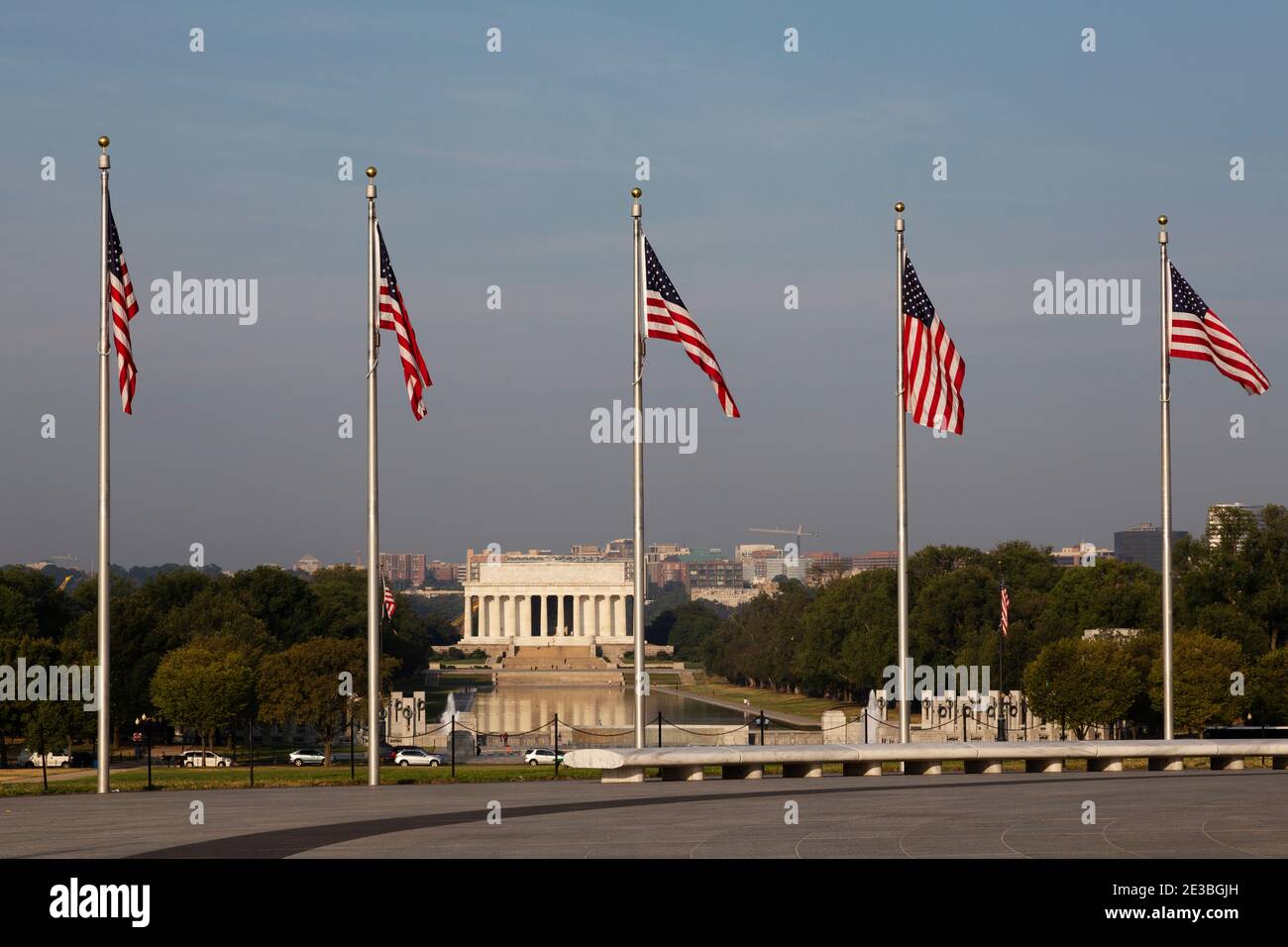 Le bandiere delle stelle e delle strisce volano vicino al Lincoln Memorial a Washington DC, Stati Uniti. Il Lincoln Memorial Reflecting Pool si trova di fronte al monu nazionale Foto Stock