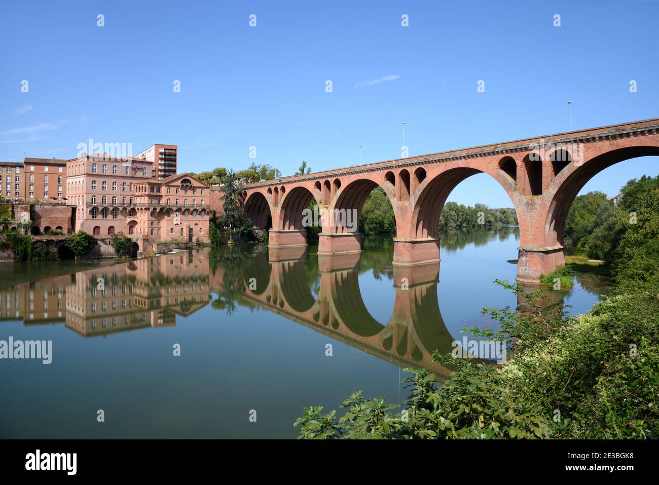 Ponte di mattoni rossi e archi del Pont-Neuf o Pont Du 22 Août 1944 Ponte (1867) sul fiume Tarn Albi Tarn Francia Foto Stock