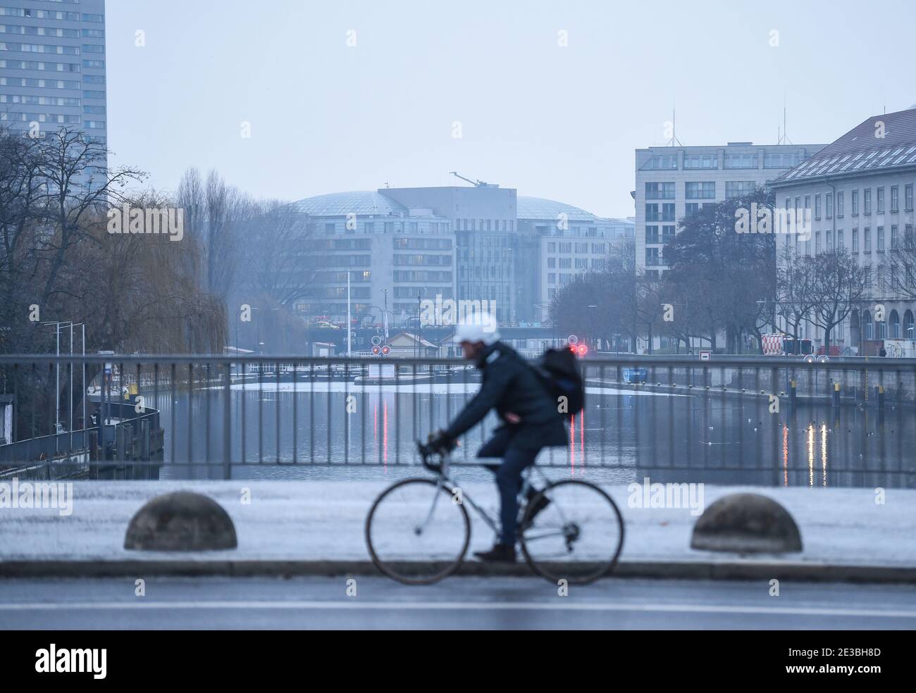 Berlino, Germania. 18 gennaio 2021. Un ciclista attraversa il Jannowitzbrücke al mattino. Il 19 gennaio 2021, i governi federali e statali discuteranno di misure più severe a Corona. Credit: Kira Hofmann/dpa-Zentralbild/dpa/Alamy Live News Foto Stock