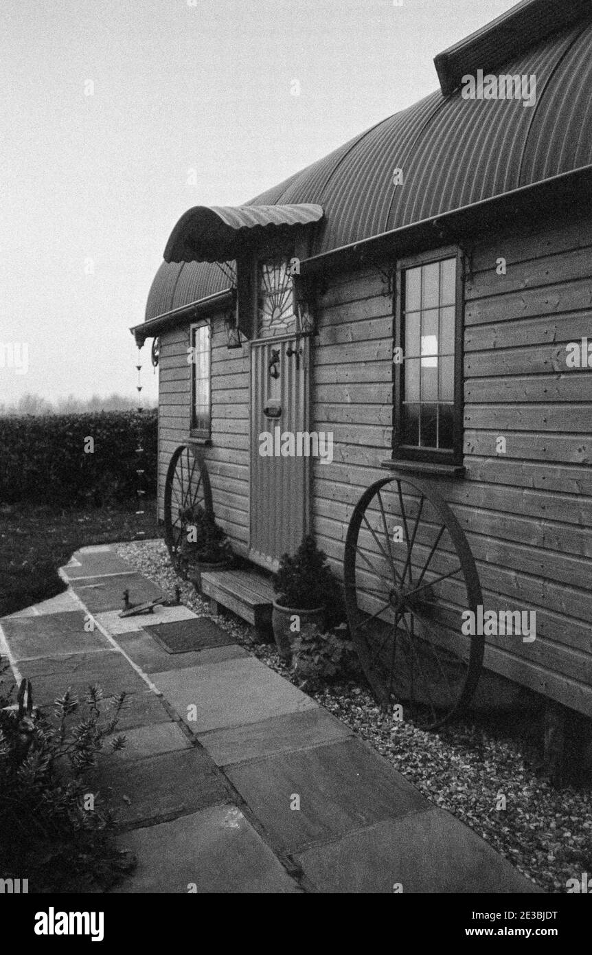 Il carro e il Wigwam vasca calda piccola casa vacanze Guest accommodation, Hattingley, Medstead, Alton, Hampshire, Inghilterra, Regno Unito. Foto Stock