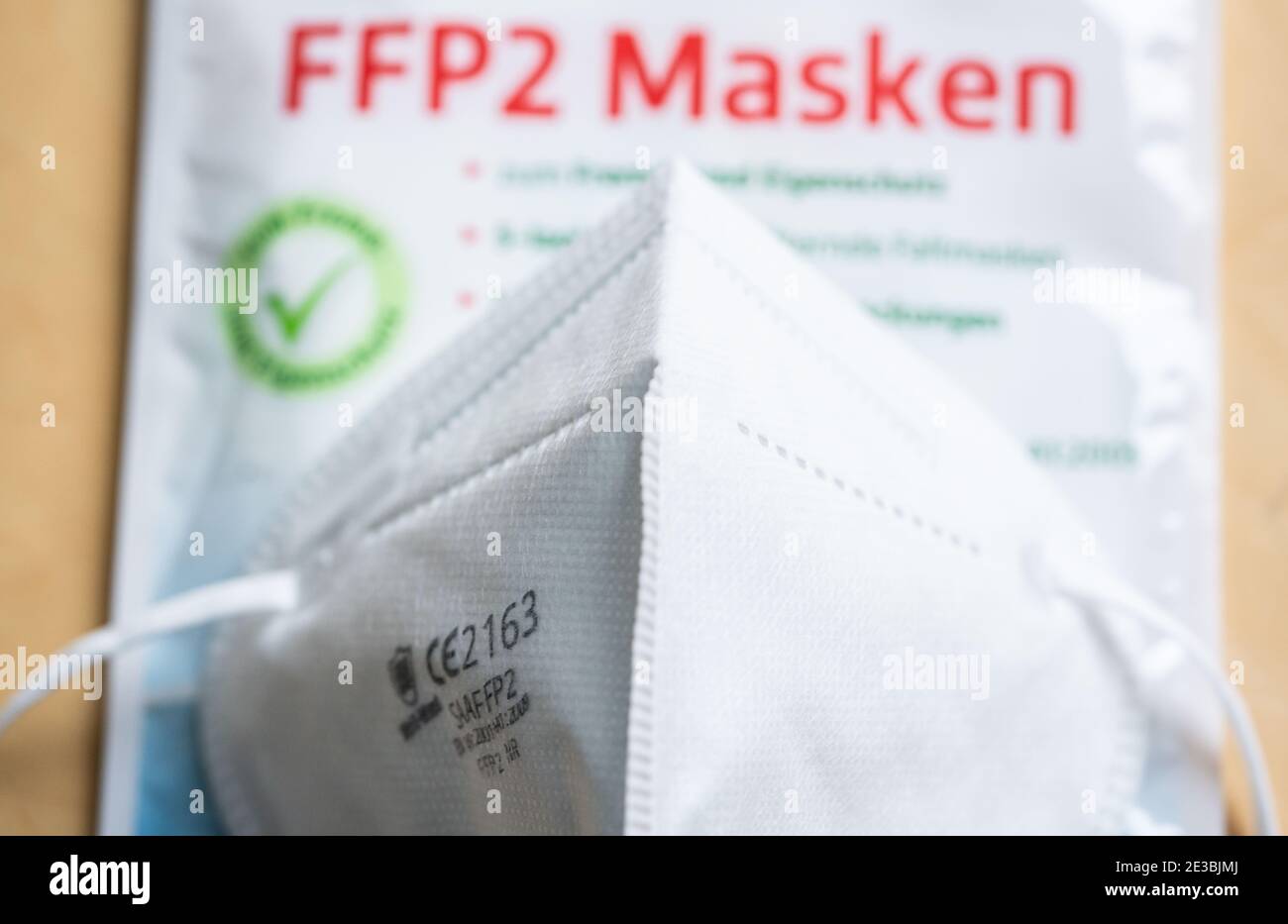 18 gennaio 2021, Hessen, Francoforte sul meno: ILLUSTRAZIONE - una maschera FFP2 siede su un tavolo presso la concessione di vendita. Per proteggere contro il coronavirus, più persone provenienti dai gruppi di rischio riceveranno le maschere FFP2 finanziate dal governo federale di quanto inizialmente previsto. Dopo un confronto con i dati assicurativi delle assicurazioni sanitarie, 34.1 milioni invece di 27 milioni di cittadini riceveranno in questi giorni buoni per dodici maschere FFP2. Foto: Frank Rumpenhorst/dpa Foto Stock