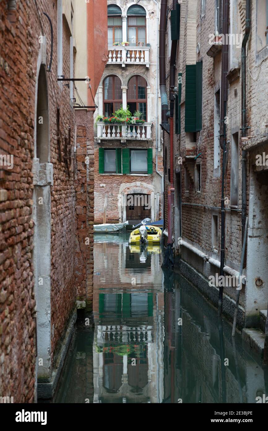 Tipico canale d'acqua stretto nel quartiere di San Polo, Venezia, Italia Foto Stock
