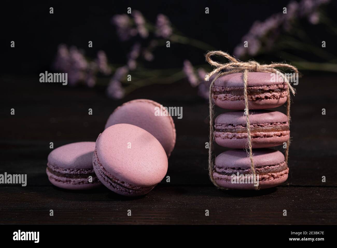 Maccheroni di fiche impilati con nastro da imballaggio tenuto su un marrone tavolo di legno Foto Stock