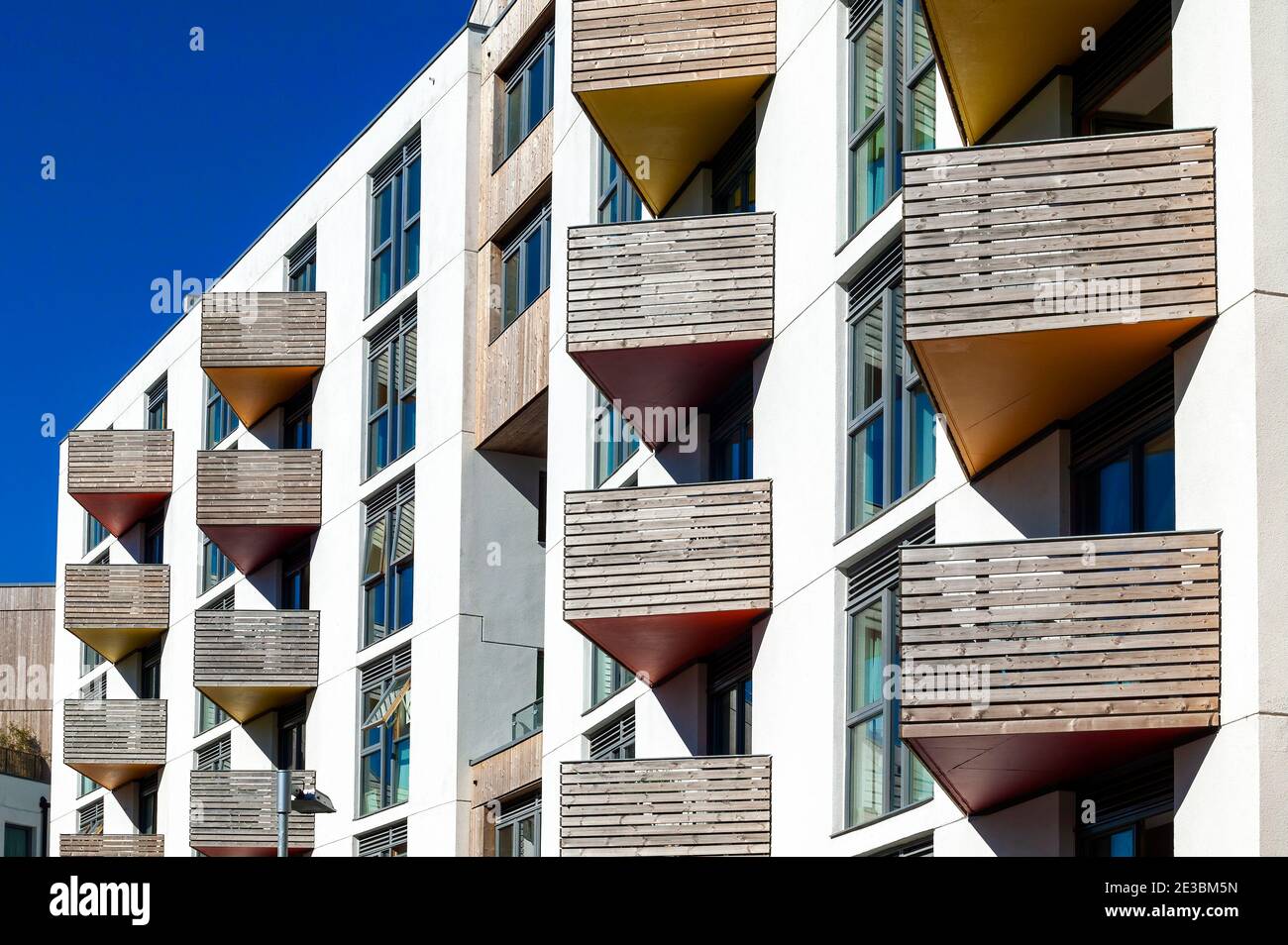 Nuove case a schiera e appartamenti con balconi in Inghilterra UK, foto stock Foto Stock