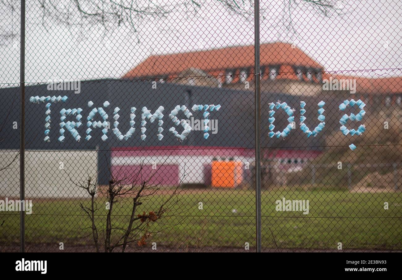 Hannover, Germania. 18 gennaio 2021. Persone sconosciute usavano maschere per scrivere 'stai sognando?' su una recinzione presso un parco giochi per bambini. Credit: Julian Stratenschulte/dpa/Alamy Live News Foto Stock