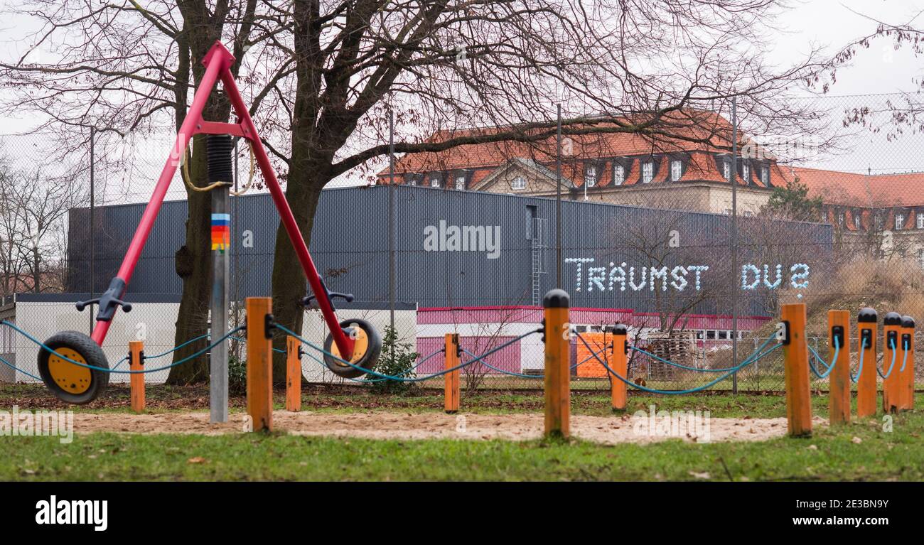 Hannover, Germania. 18 gennaio 2021. Persone sconosciute usavano maschere per scrivere 'stai sognando?' su una recinzione presso un parco giochi per bambini. Credit: Julian Stratenschulte/dpa/Alamy Live News Foto Stock