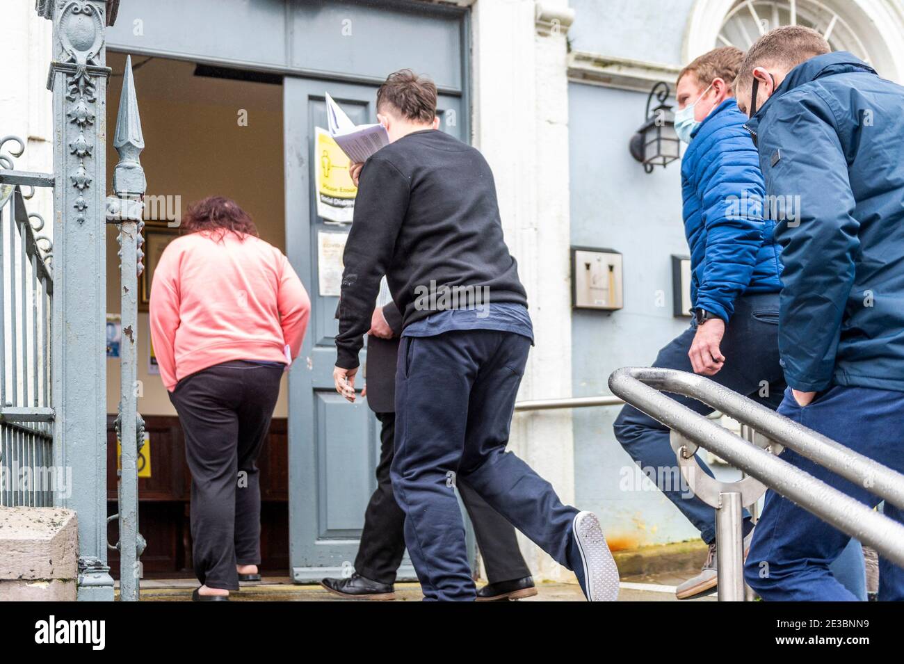 Bandon, West Cork, Irlanda. 18 gennaio 2021. Le due persone accusati di un gravoso funerario a Skibbereen sono comparse ieri al tribunale distrettuale di Bandon questa mattina. Paul Teal e Nicole Robinson sono stati inviati dal giudice Colin Roberts per comparire alla corte distrettuale di Skibbereen il 26 gennaio. Credit: AG News/Alamy Live News Foto Stock