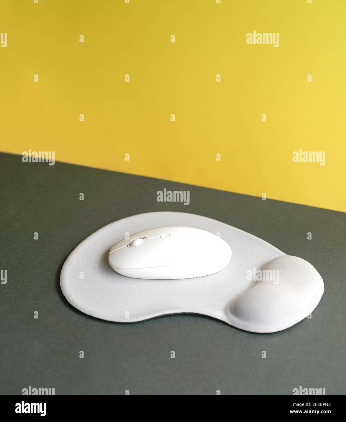 Mouse wireless e tappetino per mouse con poggiapolso. Isolato. Foto Stock