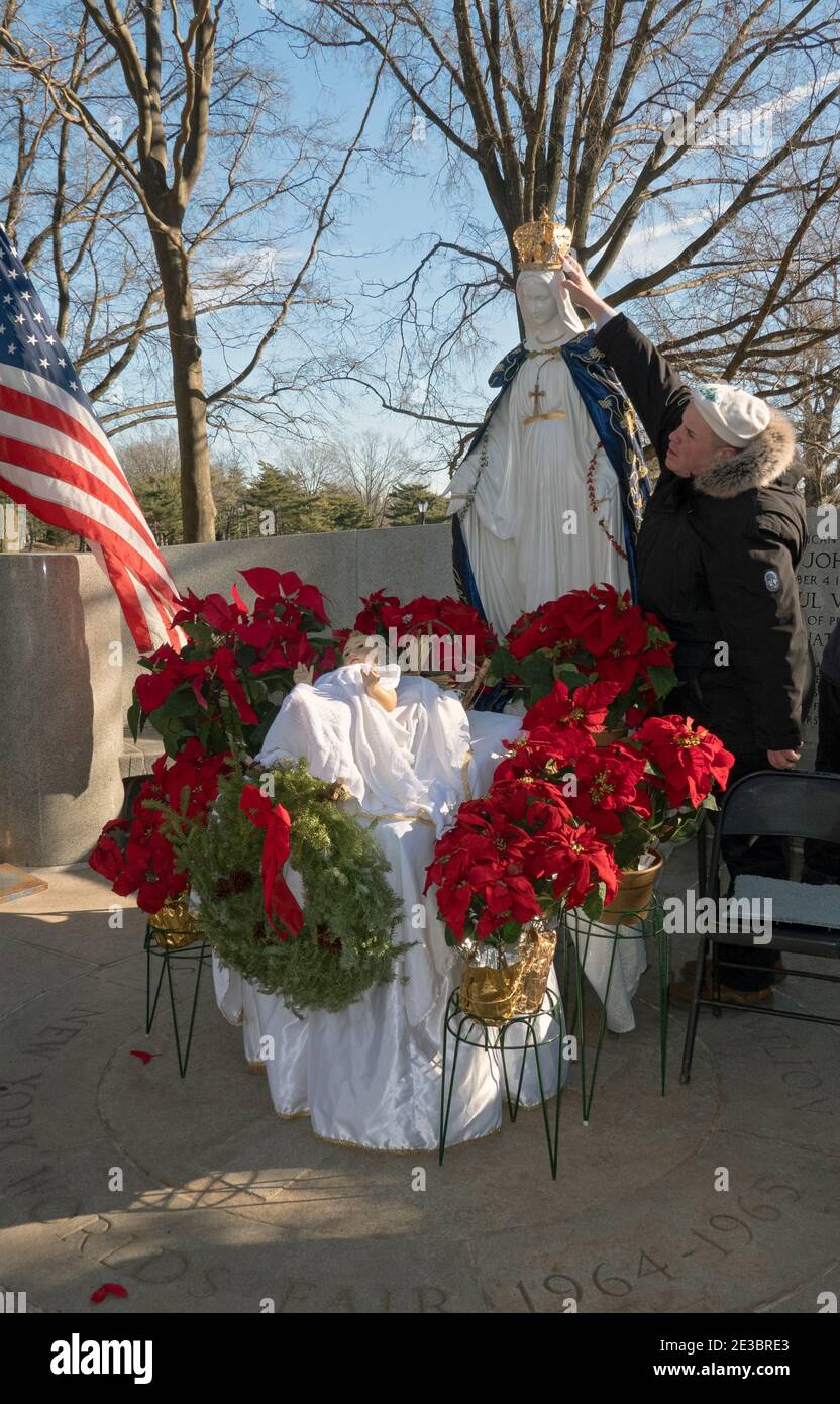 I devoti cattolici romani pregano presso il sito del Padiglione Vaticano nel parco di Flushing Meadows Corona, dove Maria e Gesù apparvero a Veronica Lueken. L'altare. Foto Stock