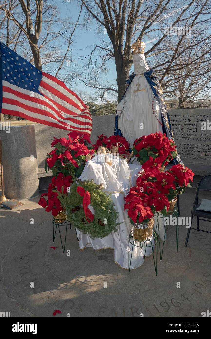 Altare dove i devoti cattolici romani pregano presso il sito del Padiglione Vaticano nel parco di Flushing Meadows Corona, dove Maria e Gesù apparvero a Veronica Lueken. Foto Stock