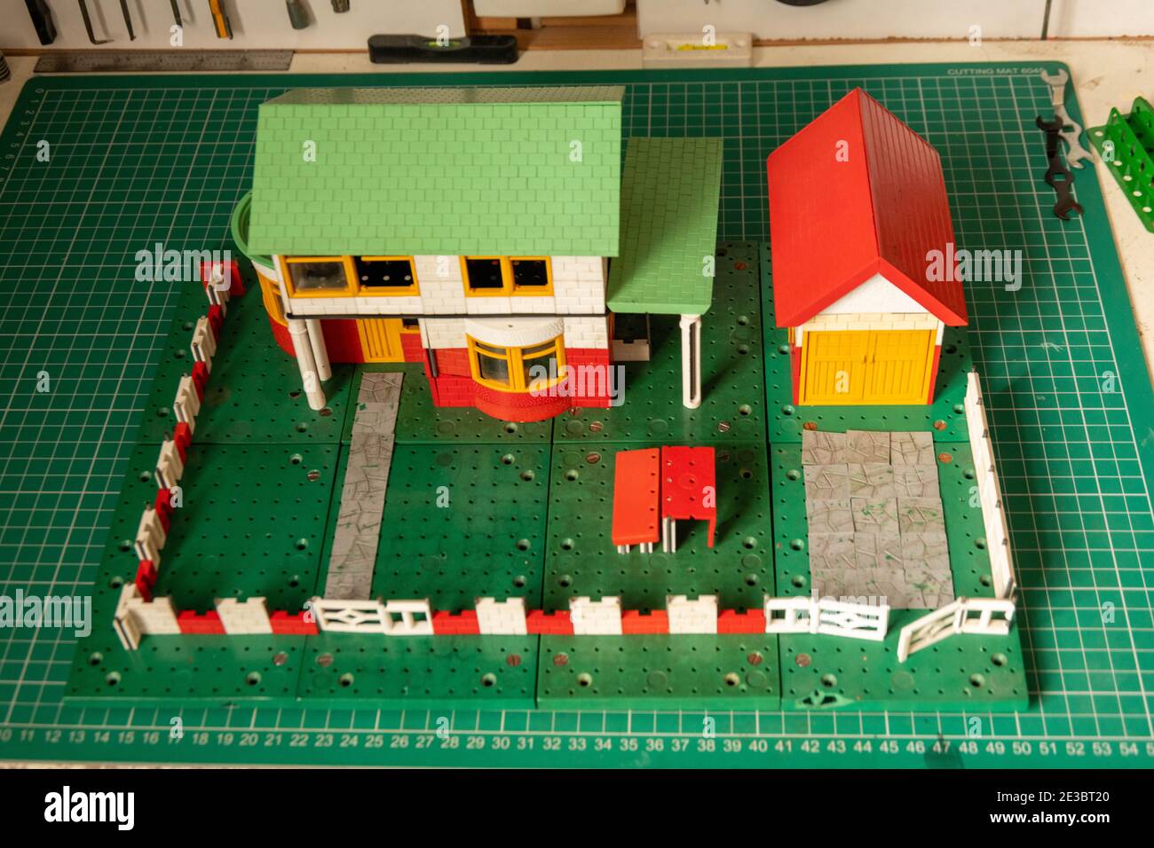 Una casa modello fatta da Bayko Foto Stock
