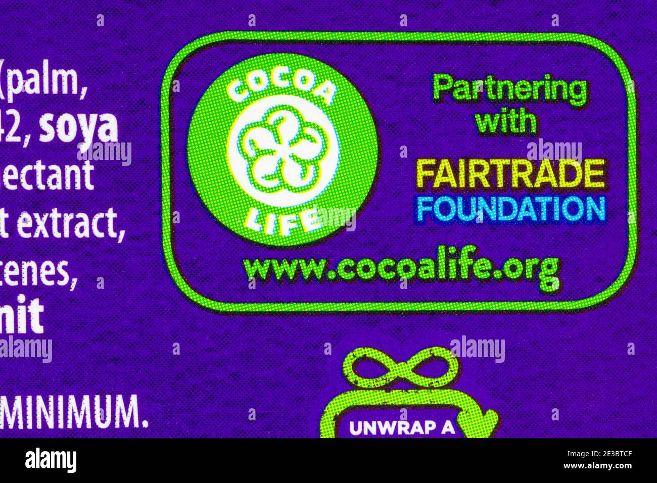 Cocoa Life Partnership con Fairtrade Foundation - dettaglio sulla confezione Di cioccolatini Cadbury Heroes Foto Stock