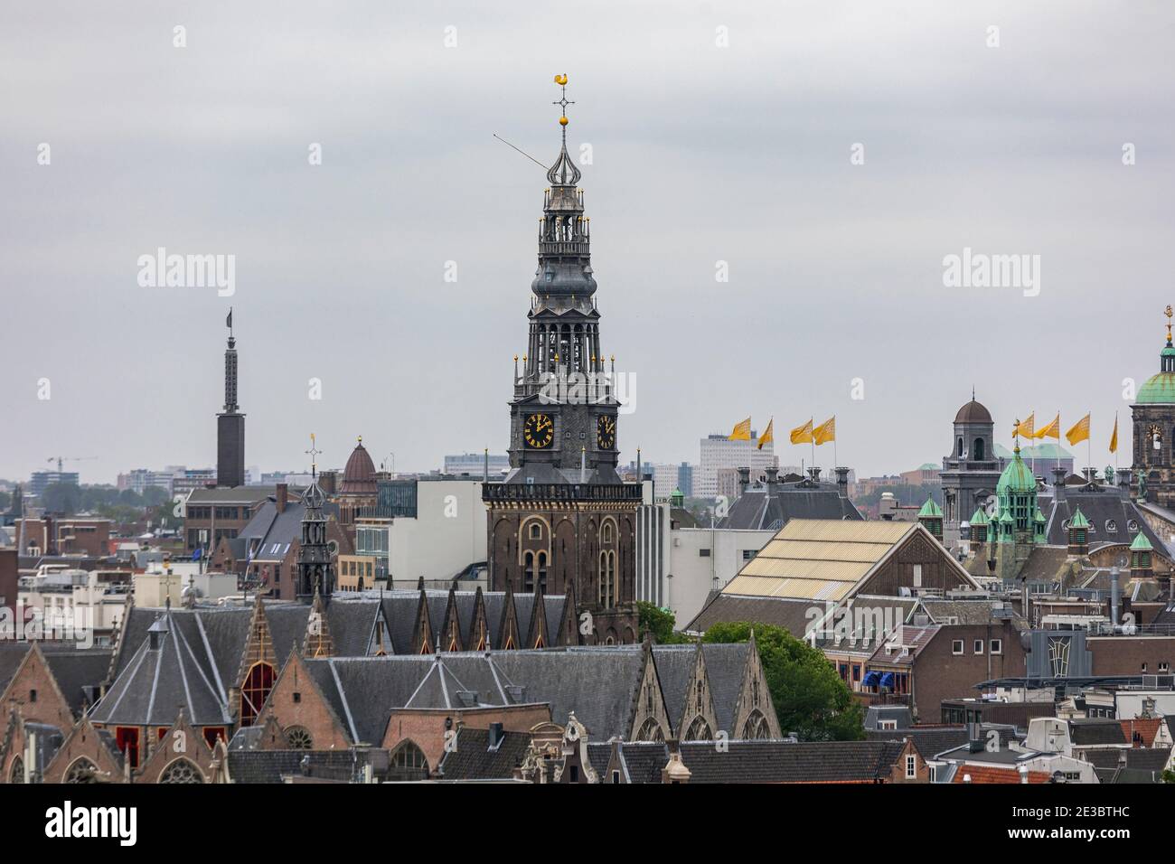 La Chiesa tetti città Amsterdam Paesi Bassi al Cloudy Day Foto Stock