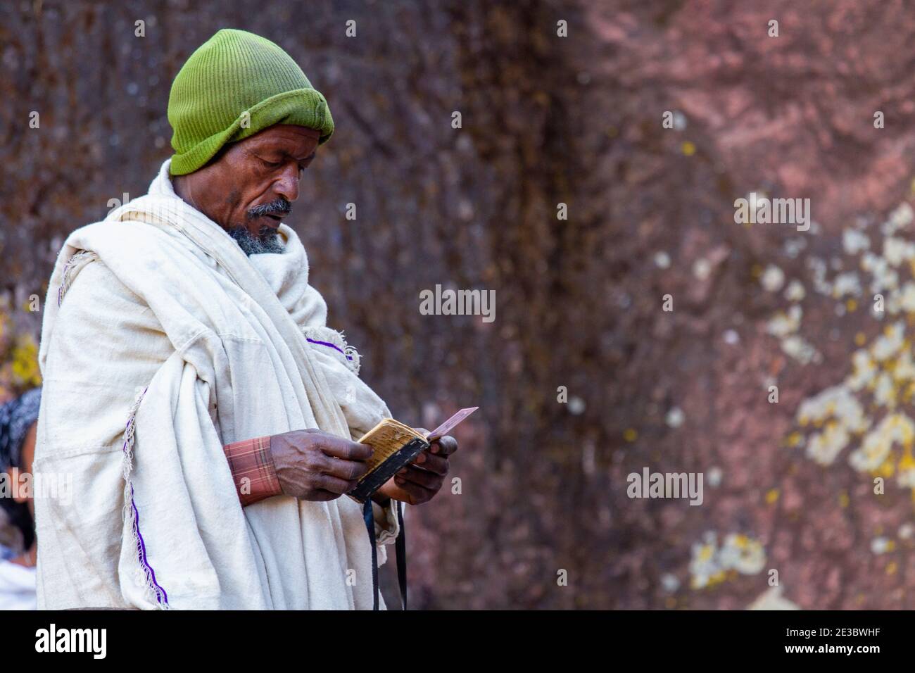 Pellegrino profondamente religioso che prega alla Chiesa scavata nella roccia, Felsenkirche, Patrimonio dell'Umanità dell'UNESCO, Lalibela, Etiopia, Africa Foto Stock