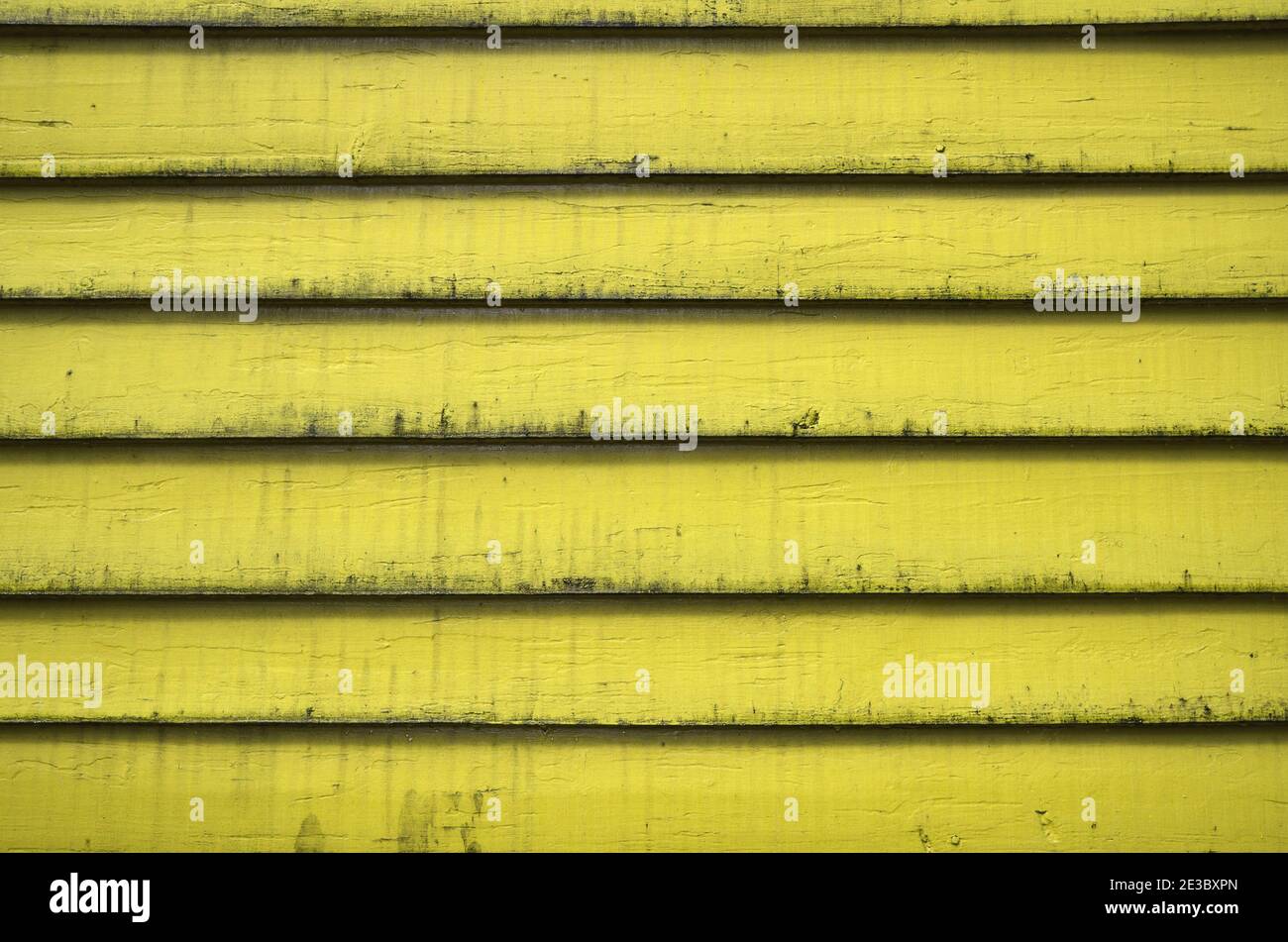 Sfondo di una casa a muro di legno giallo da Bryggen Street a Bergen, Norvegia Foto Stock