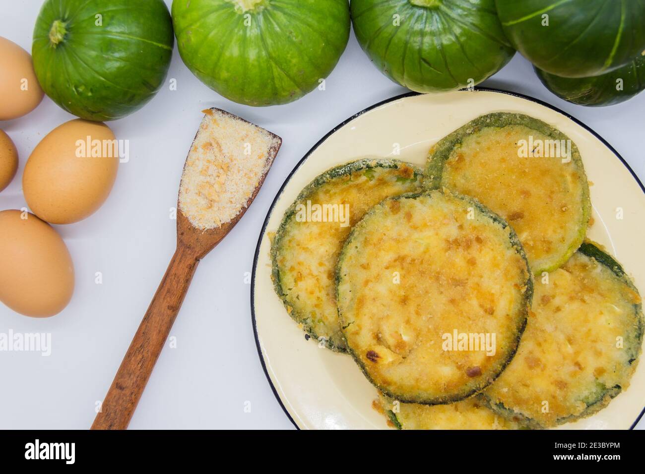 Zucchine rotonde verdi in milanesi al forno o fritte, gastronomia argentina Foto Stock