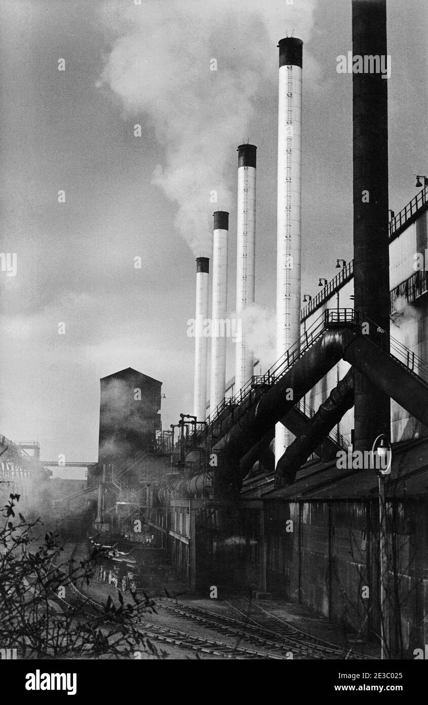 Round Oak Steel works Britain, UK 1958 Britain England UK 1950 Industrial scene Working class area Foto Stock