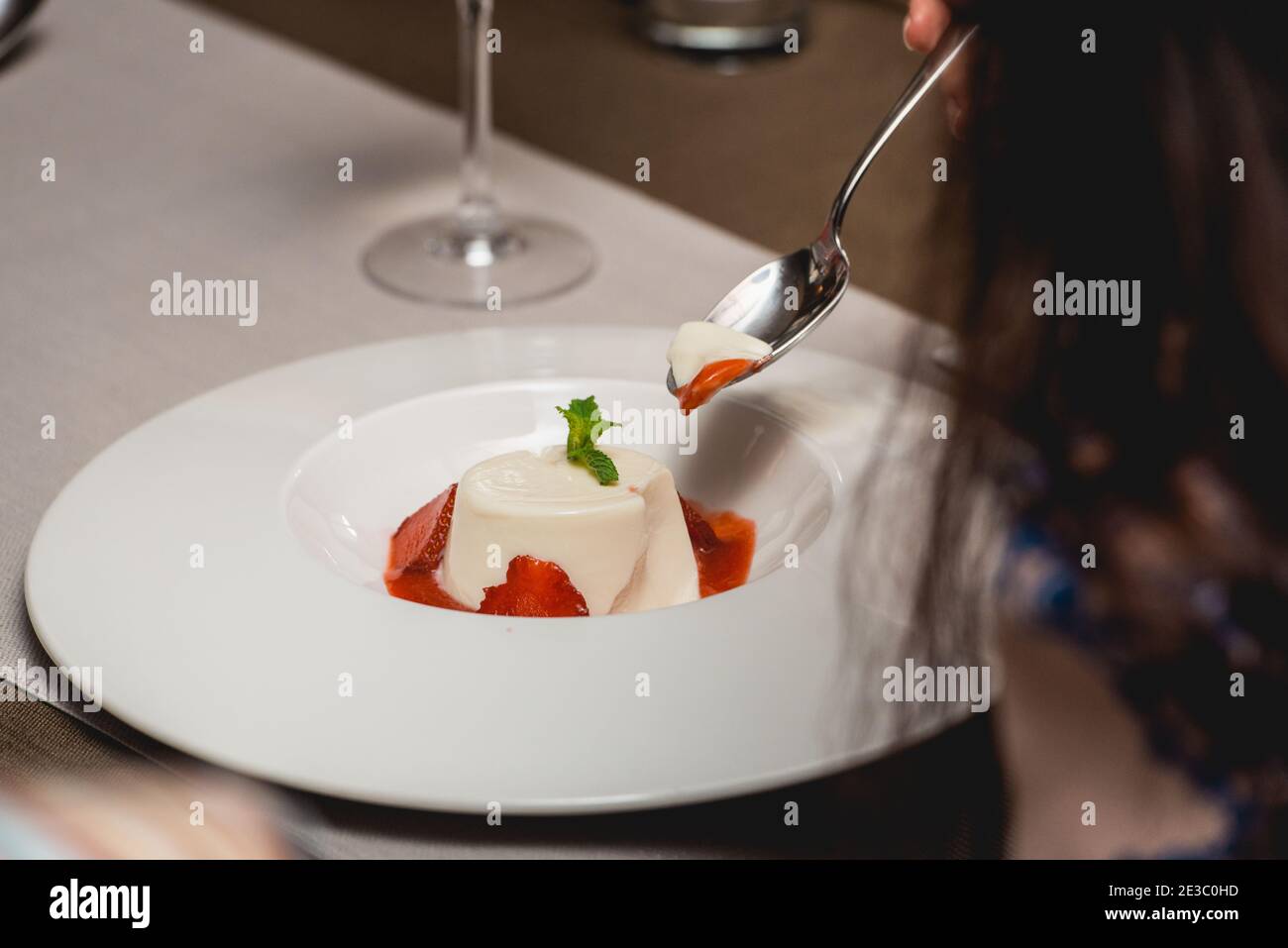 dolce mini dessert con fragole su un piatto nel ristorante costoso. vista chiusa Foto Stock
