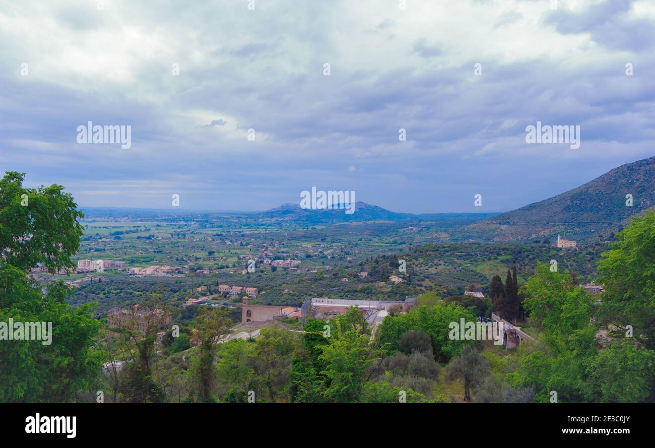 I paesaggi mozzafiato d'Italia. Vista panoramica Villa gregoriana sullo sfondo di un insieme di nuvole Foto Stock