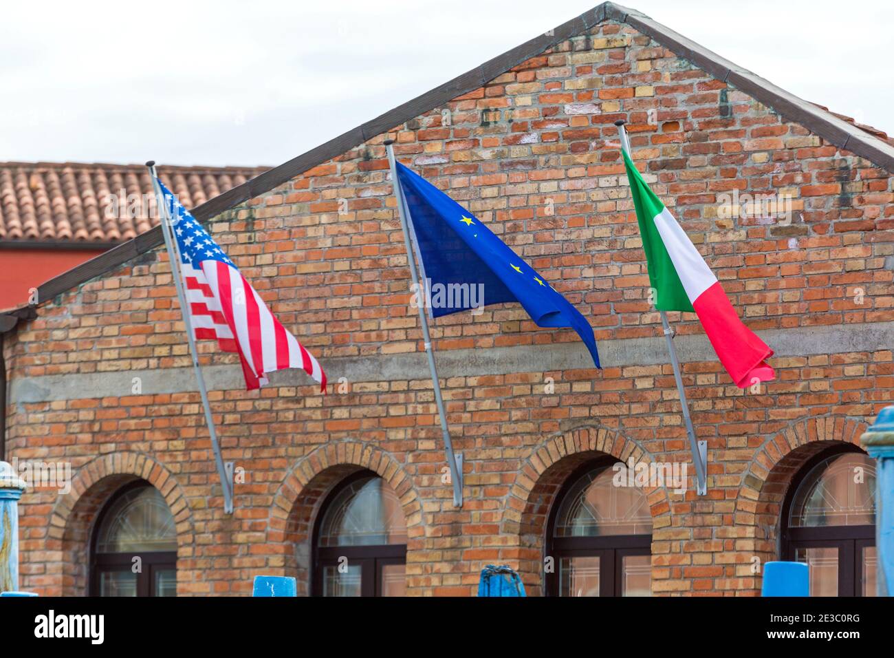 Stati Uniti e UE bandiere italiane in edificio di mattoni Foto Stock