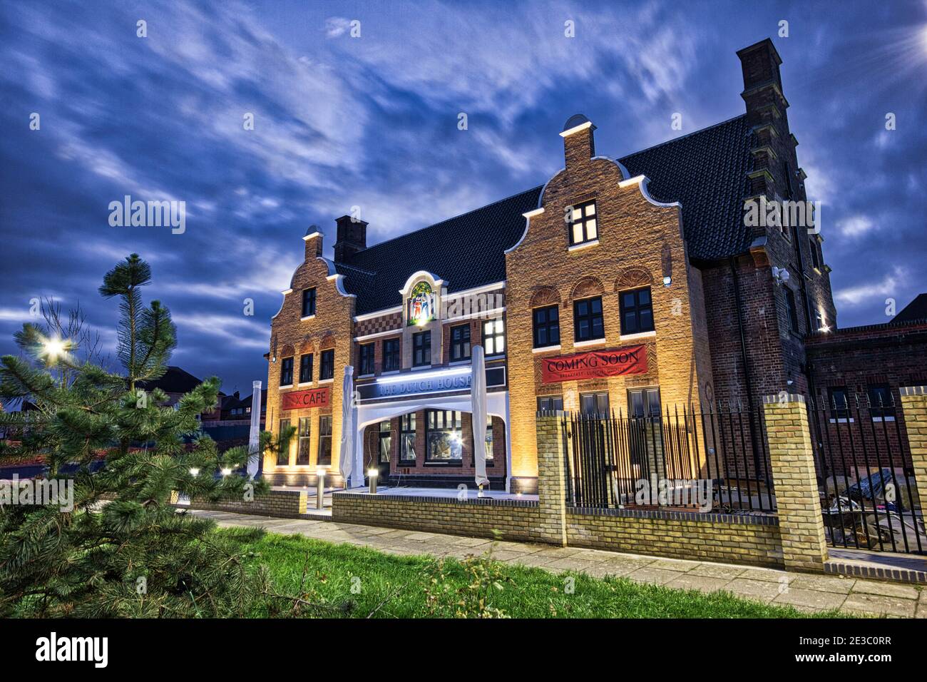 Vista frontale della casa olandese e cassaforte con l'insegna di apertura presto a Eltham, Londra Foto Stock