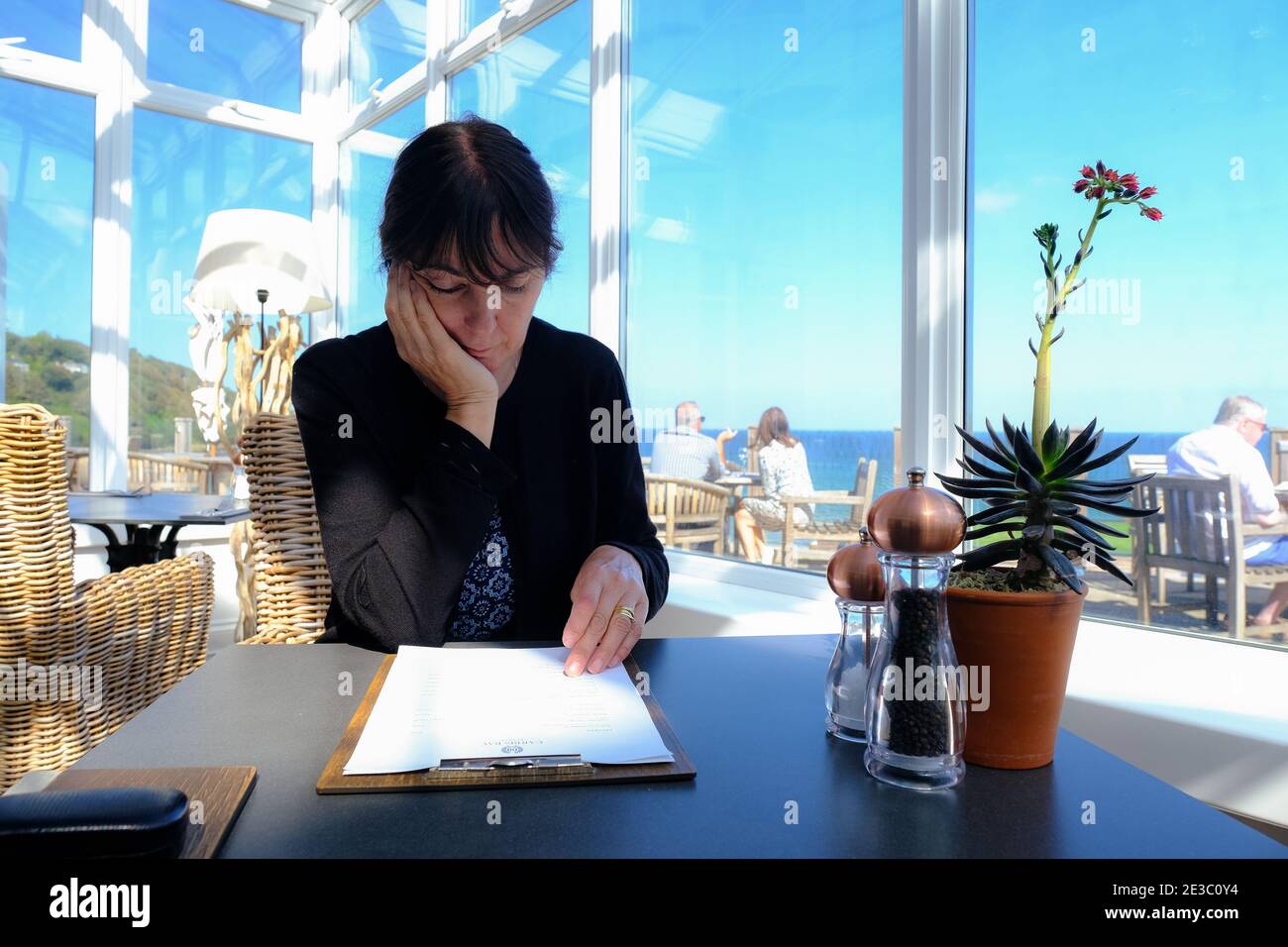 Tavolo da pranzo nel giardino d'inverno del Carbis Bay Hotel in Cornovaglia, Regno Unito. Foto Stock