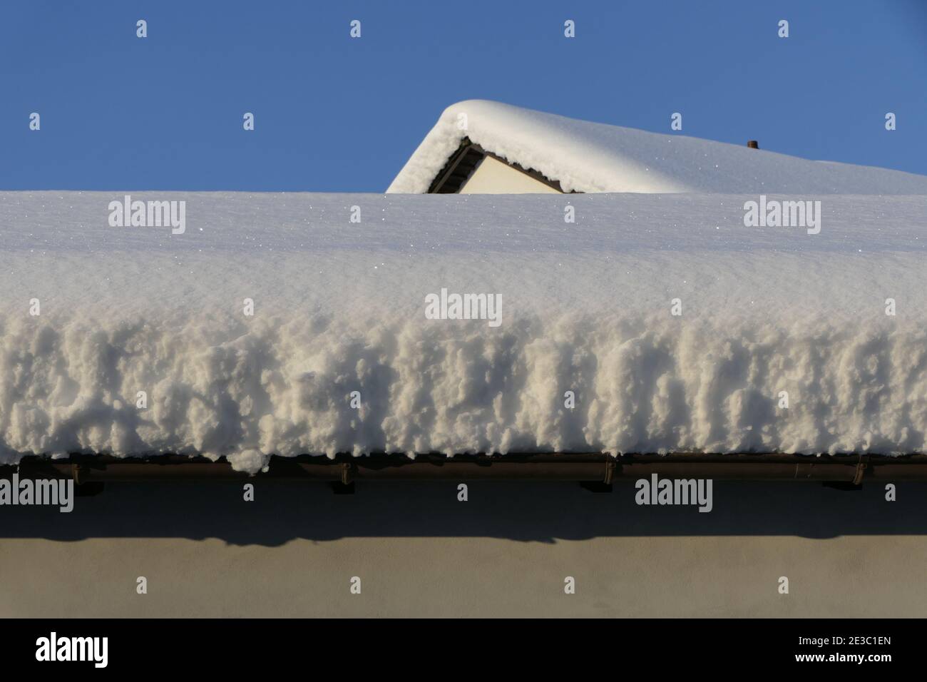 Uno strato spesso di neve fresca sul tetto dentro inverno Foto Stock