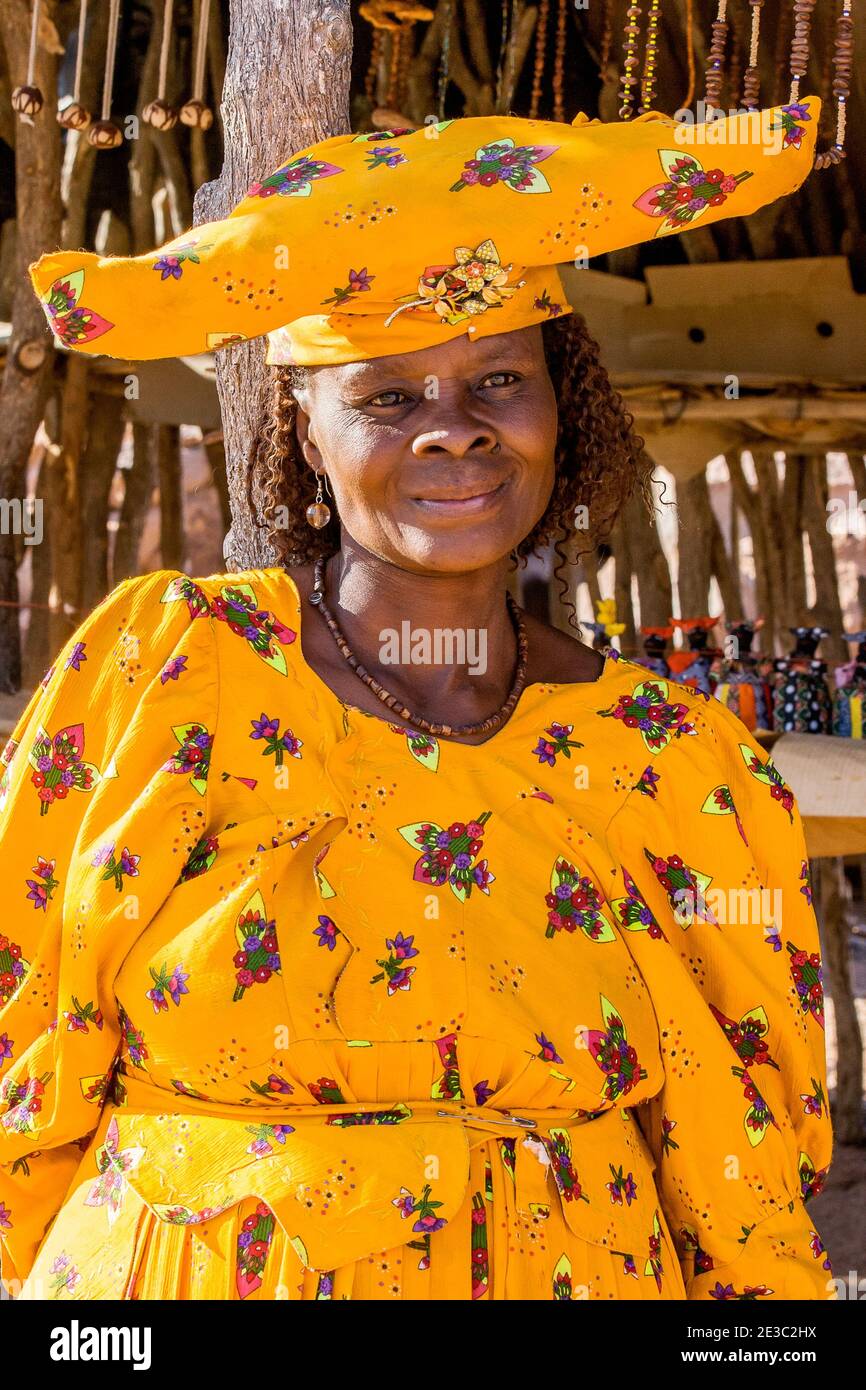 Ritratto di Herero in abito tradizionale. I vestiti molto particolari delle donne Herero è un patrimonio di missionari tedeschi del vittoriano t Foto Stock