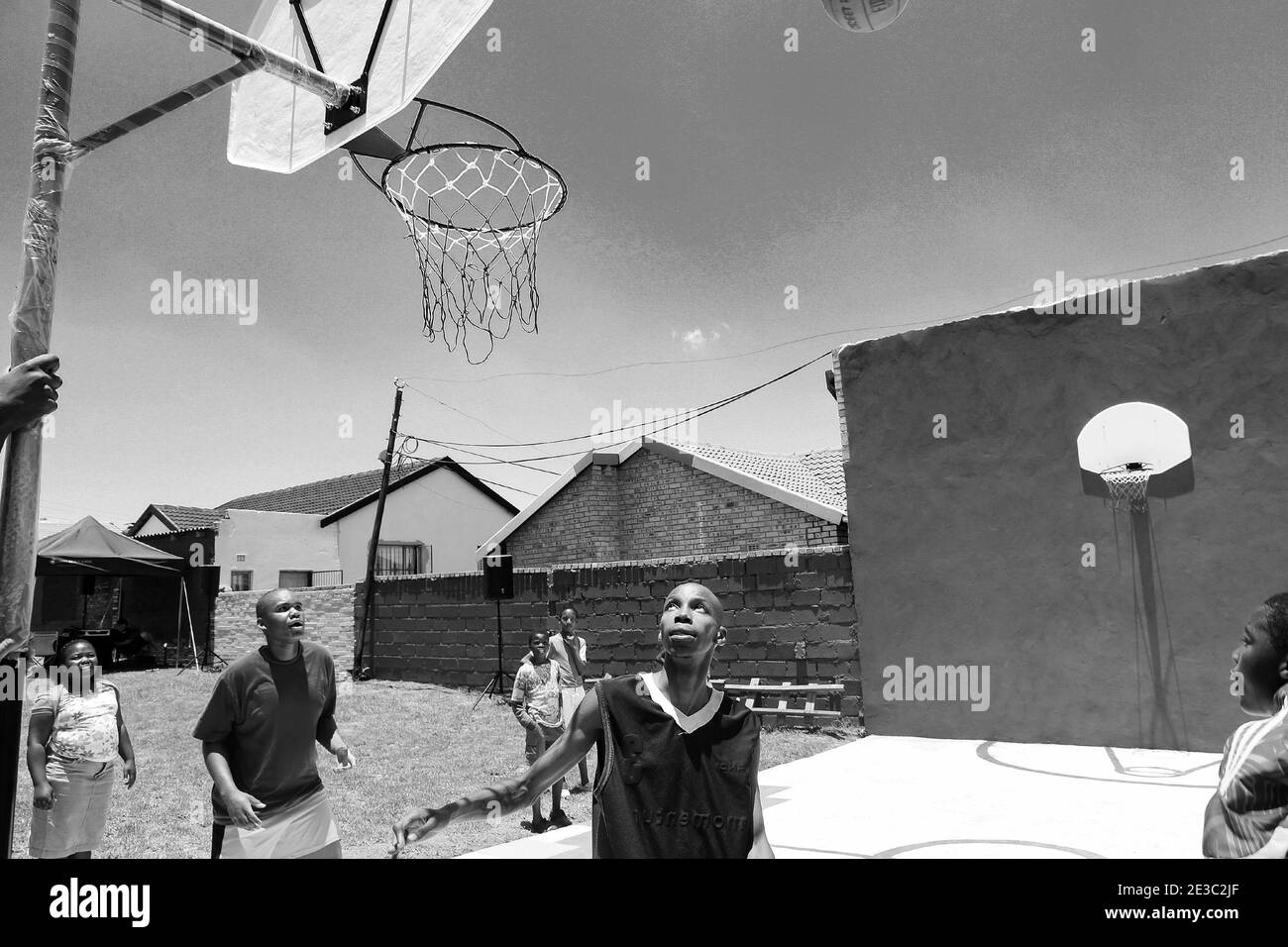 JOHANNESBURG, SUDAFRICA - 06 gennaio 2021: Soweto, Sudafrica - 11 dicembre 2010: Bambini africani che giocano sul campo da pallacanestro pubblico Foto Stock