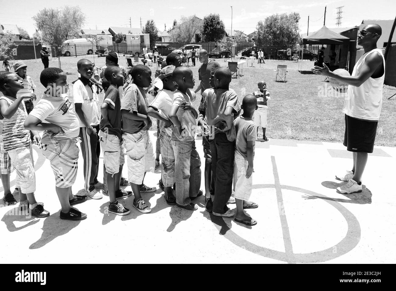 JOHANNESBURG, SUDAFRICA - 06 gennaio 2021: Soweto, Sudafrica - 11 dicembre 2010: I bambini africani si allineano per prendere a turno un tiro di obiettivo su p Foto Stock